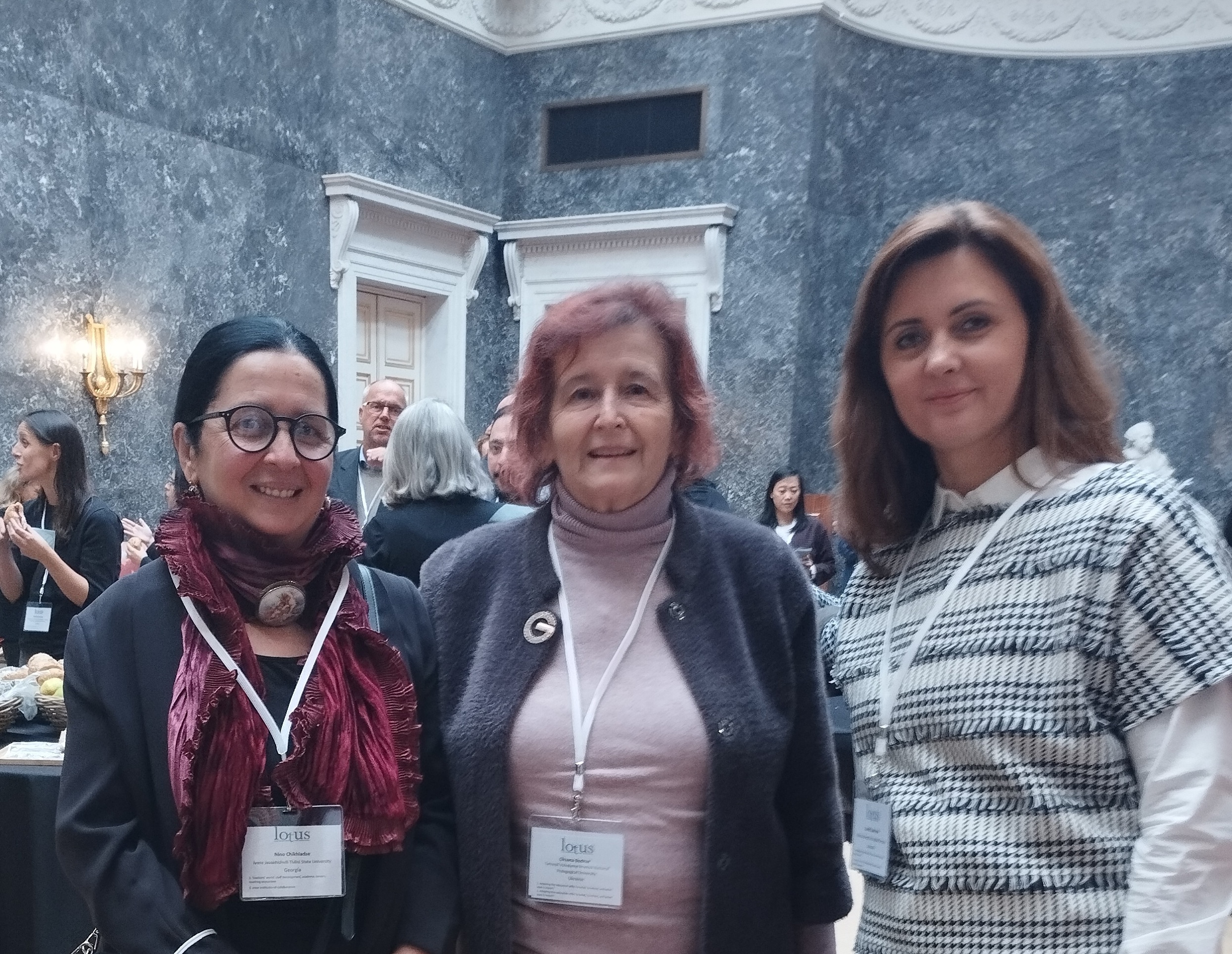 Під час перерви Оксана Боднар разом з Ніно Хікхаладзе (Тбіліський держаний університет) та  Дов〓ле (Dovil〓 Liubinien〓) Вільнюський університет прикладних наук